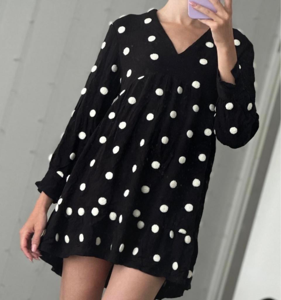 Zara jurk XS/S - Zwart met witte stippen, Kleding | Dames, Jurken, Zwart, Ophalen of Verzenden, Zo goed als nieuw, Maat 34 (XS) of kleiner