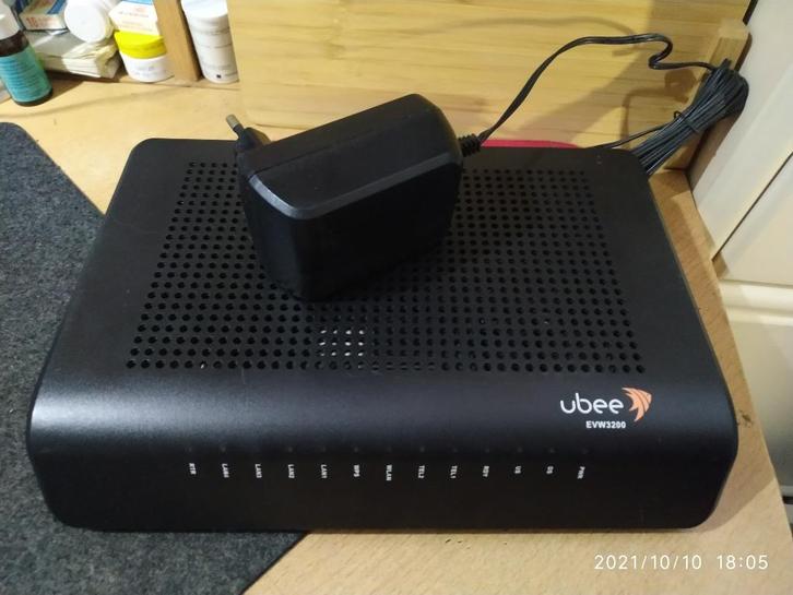 Ubee EVW320B wifi-modem, Computers en Software, Routers en Modems, Gebruikt, Router met modem, Ophalen of Verzenden