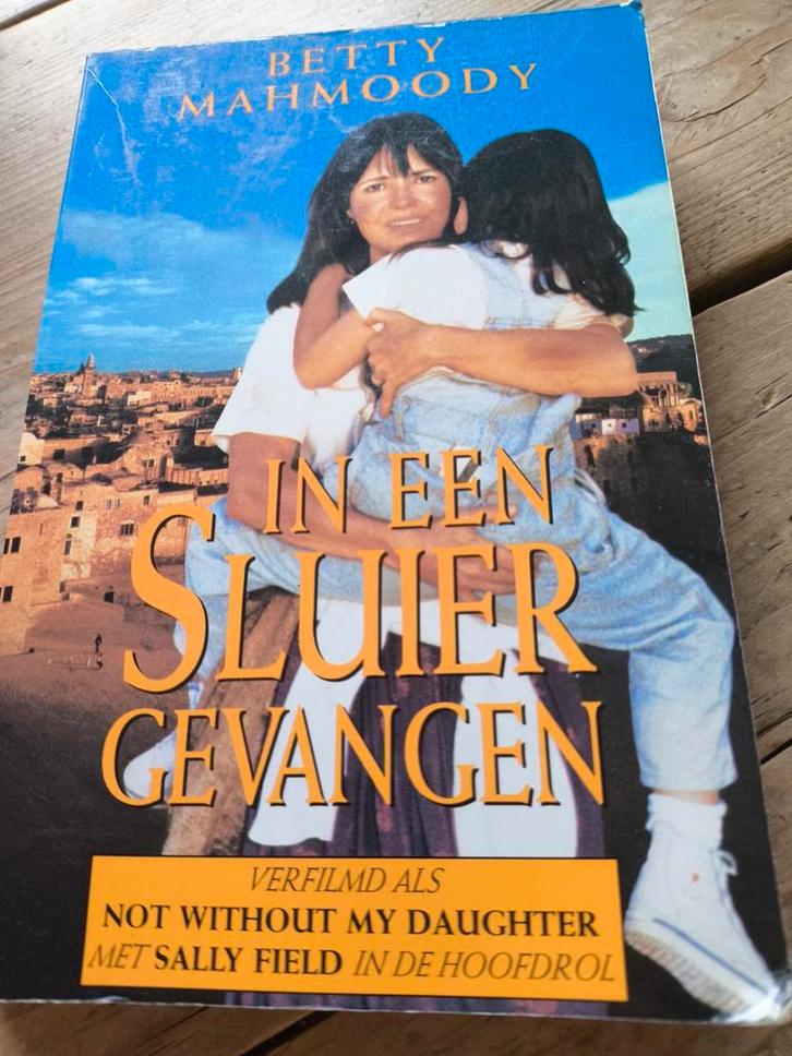 In een sluier gevangen - Betty Mahmoody, Boeken, Romans, Gelezen, Nederland, Ophalen of Verzenden