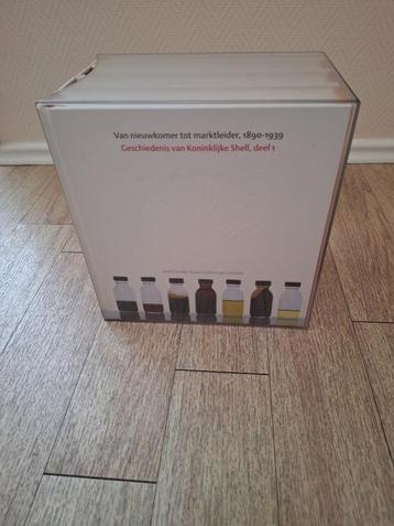 Boekenset in houder: Geschiedenis van de Koninklijke Shell beschikbaar voor biedingen