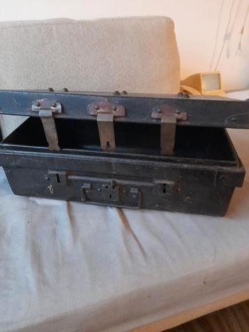 Ijzeren kist /koffer .oud .mooi als deco of voor verzamelaar beschikbaar voor biedingen