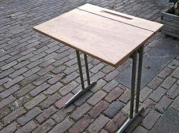 Vintage schooltafel met opbergruimte beschikbaar voor biedingen