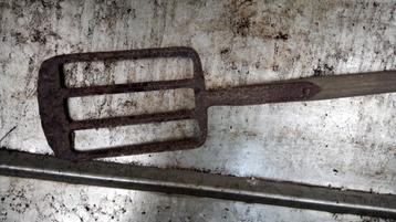 Oude spade voor zware grond beschikbaar voor biedingen