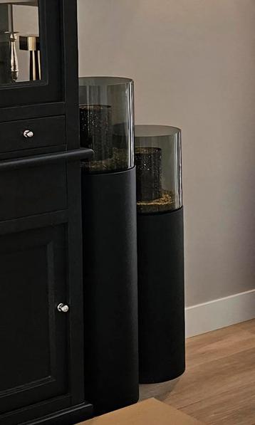 Twee grote windlichten op pilaar Initials by Haans  zwart beschikbaar voor biedingen