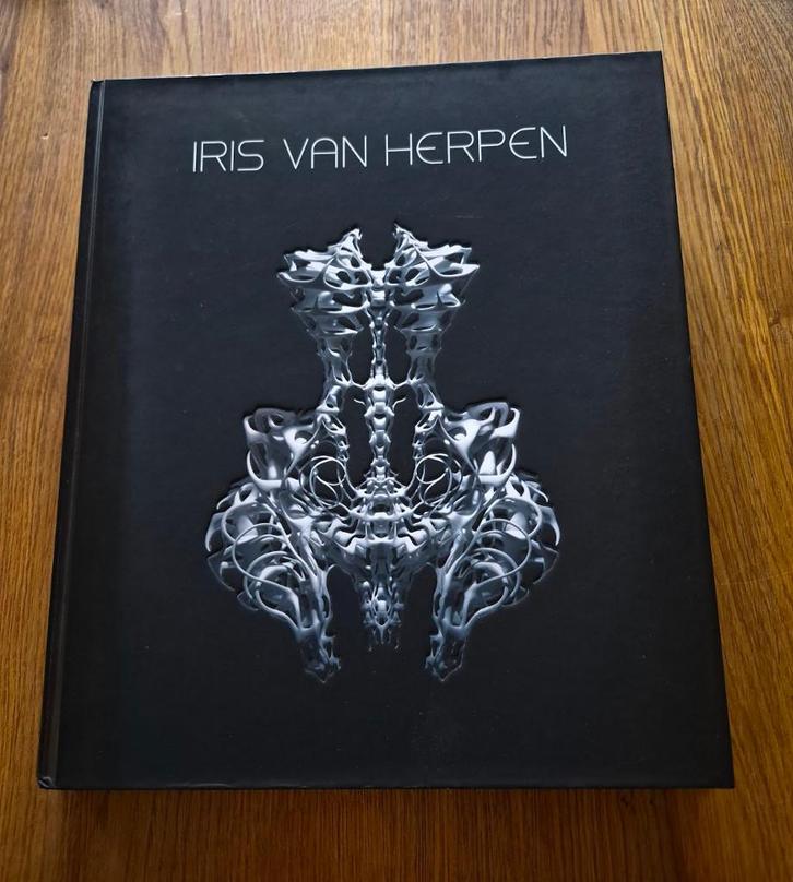 Iris van Herpen, Boeken, Kunst en Cultuur | Fotografie en Design, Zo goed als nieuw, Overige onderwerpen, Ophalen of Verzenden