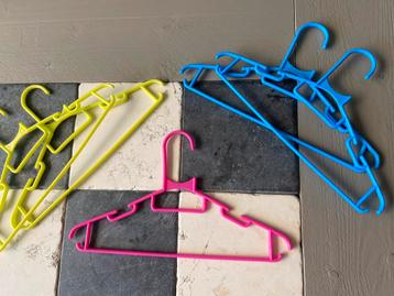 5 Kledinghangers voor 1 euro !!! beschikbaar voor biedingen