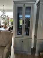 Klassieke vitrinekast / buffetkast in taupe – 220 cm hoog, Huis en Inrichting, Kasten | Vitrinekasten, Ophalen, Met deur(en), 200 cm of meer