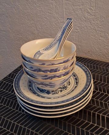 Chinese soeplepels, rijstkommen en kleine bordjes beschikbaar voor biedingen