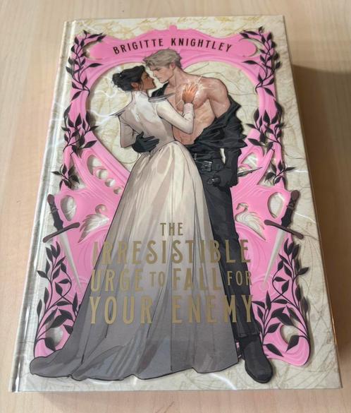 Illumicrate The Irresistible Urge to Fall For Your Enemy, Boeken, Fantasy, Zo goed als nieuw, Ophalen of Verzenden
