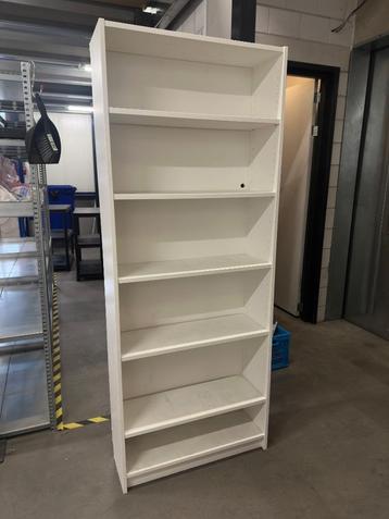 Witte Billy kast beschikbaar voor biedingen