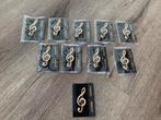 Partij 12 stuks broches muzieknoot BR, Sieraden, Tassen en Uiterlijk, Broches, Verzenden, Nieuw, Overige kleuren, Overige materialen