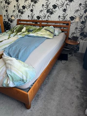 Tweepersoons kersenkleurig ledikant 180x220 beschikbaar voor biedingen