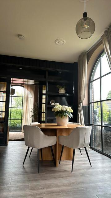 Eettafel met stoelen