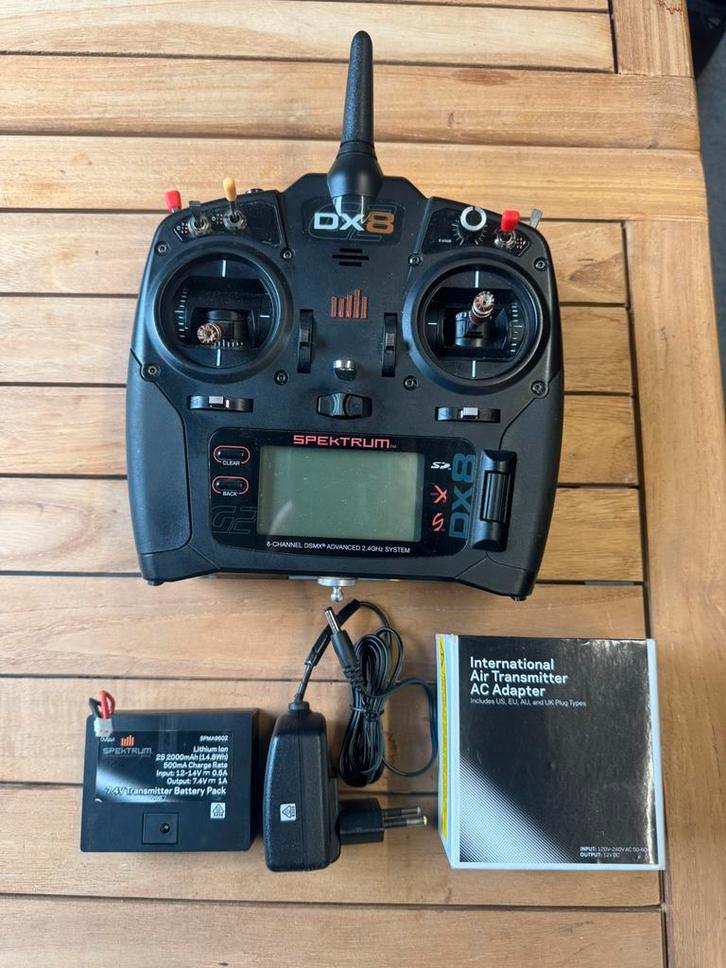 Spektrum DX8 G2 let extra batterij en oplader, Hobby en Vrije tijd, Modelbouw | Radiografisch | Vliegtuigen, Zo goed als nieuw