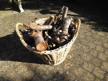 Rietenmand met snoeihout , haard hout 3 jaar gedroogd. beschikbaar voor biedingen