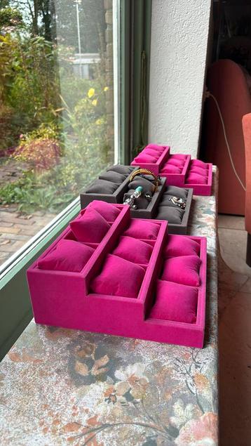 Sieraden display standaard 2x roze 1x grijs bxdxh 27x24x9 cm beschikbaar voor biedingen