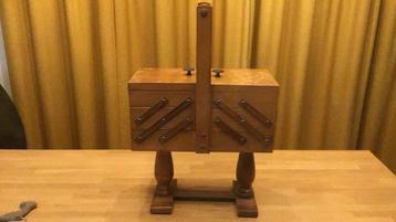 Naai box uit de jaren 50 beschikbaar voor biedingen