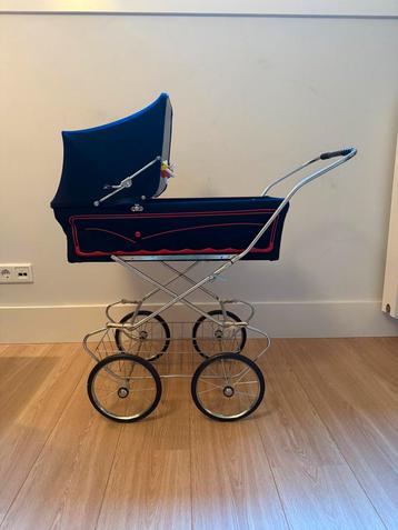 Vintage poppenwagen in zeer goede staat beschikbaar voor biedingen