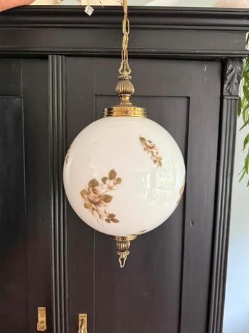 Antieke bollamp van melkglas met rozen beschikbaar voor biedingen