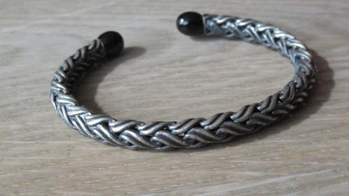 Zilver BUDDHA TO BUDDHA gedraaide armband met onix, Antiek en Kunst, Antiek | Goud en Zilver, Zilver, Ophalen of Verzenden