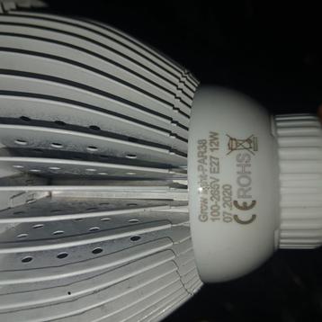 Groei , bloei, lampen. 2 stuks beschikbaar voor biedingen