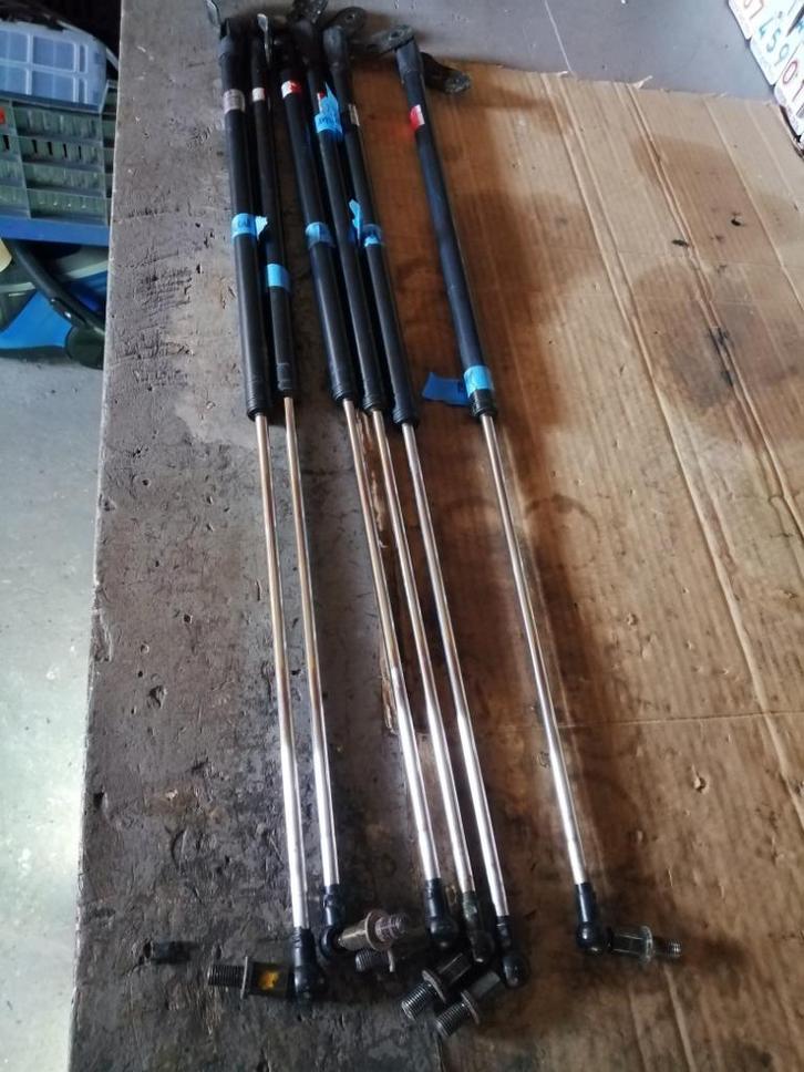 Diverse setjes gasveren achterklep MAZDA MX 3  1991/1998, Auto-onderdelen, Ruiten en Toebehoren, Mazda, Gebruikt, Ophalen of Verzenden