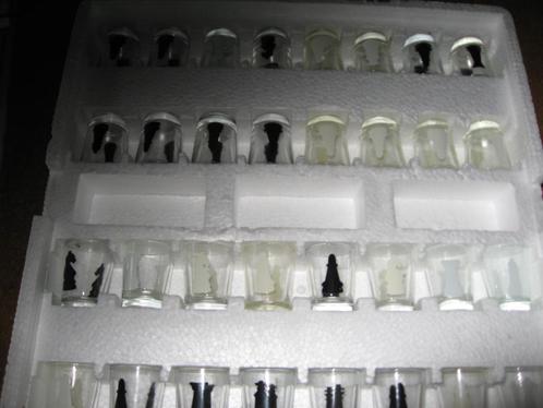 Glazen shotglaasjes schaakspel  met glazen schaakbord, Verzamelen, Glas en Borrelglaasjes, Gebruikt, Borrel- of Shotglas, Ophalen of Verzenden