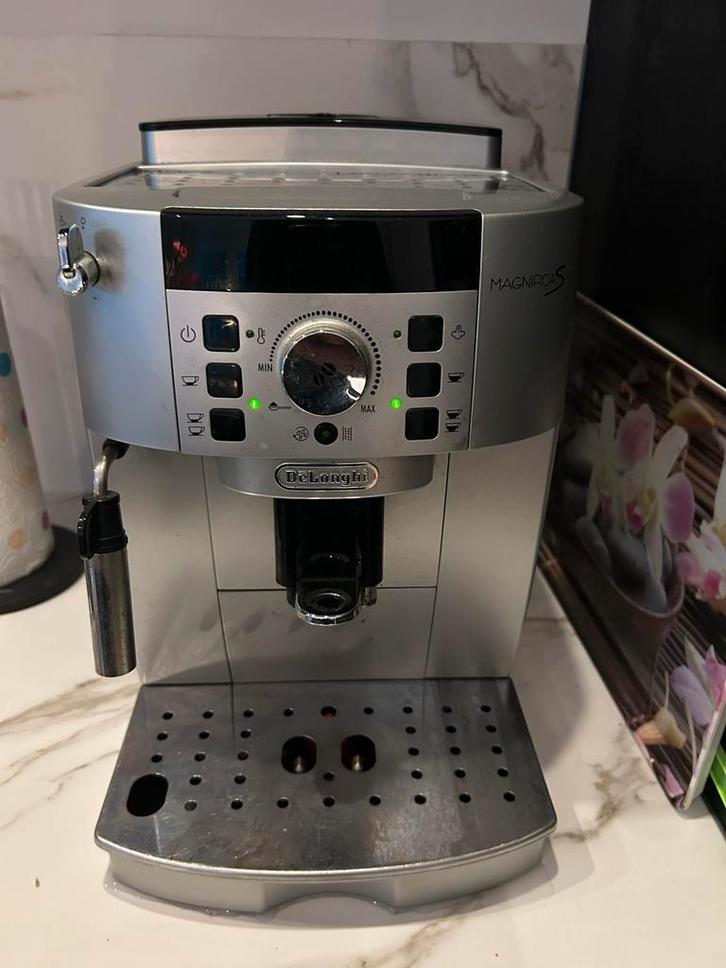 DeLonghi Magnifica S ! Let op lekt wat water, Witgoed en Apparatuur, Koffiezetapparaten, Gebruikt, Koffiebonen, Koffiemachine