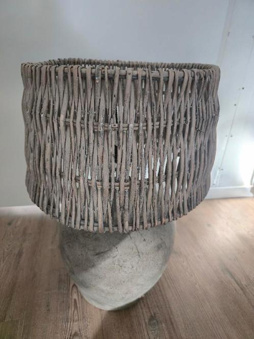 Grote zware vaas met rieten kap – 60 cm hoog, Huis en Inrichting, Lampen | Lampenkappen, Zo goed als nieuw, 50 cm of meer, Rond