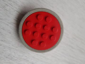 Lego (trein) wiel 4x4 studs groot Rood met grijze band.  beschikbaar voor biedingen