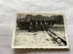 WWII Foto Tank met Militairen, Ophalen of Verzenden
