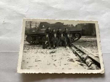 WWII Foto Tank met Militairen beschikbaar voor biedingen