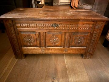 Houtgesneden kist beschikbaar voor biedingen