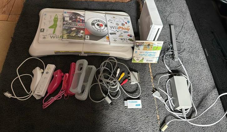 Wii spelcomputer met wii fit board, Spelcomputers en Games, Spelcomputers | Nintendo Wii, Gebruikt, Ophalen