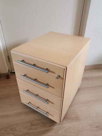 Bureau Ladeblok beschikbaar voor biedingen