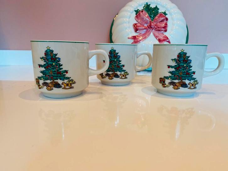 3 vintage kerstmokken van Kun-Lun, Huis en Inrichting, Keuken | Servies, Gebruikt, Kop(pen) en/of Schotel(s), Overige stijlen