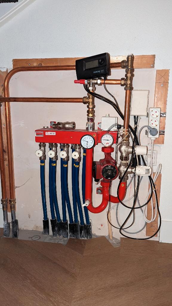 WTH Vloerverwarming verdeler inclusief pompschakelaar, Doe-het-zelf en Verbouw, Verwarming en Radiatoren, Gebruikt, Overige typen