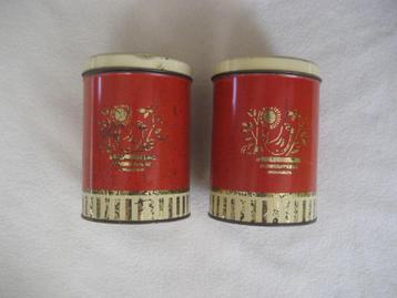 2 oude brocante blikken / voorraadbussen rood beschikbaar voor biedingen