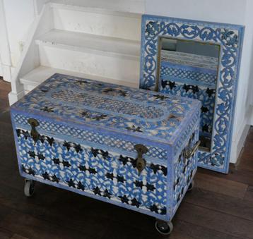 Indiaase dekenkist en spiegel, blauw-wit beschikbaar voor biedingen