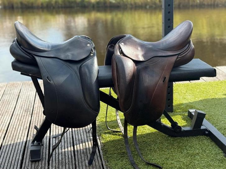 2 DK 17" Dressuurzadels Danny Kroetch (luchtkussens/fitter), Dieren en Toebehoren, Paarden en Pony's | Zadels, Zo goed als nieuw