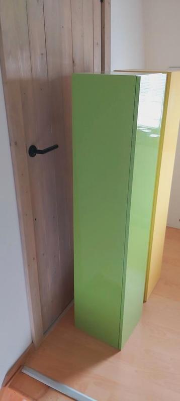 6 kleurrijke hangkastjes in goede staat beschikbaar voor biedingen