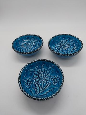 Blauwe keramieken schaaltjes met bloemmotief beschikbaar voor biedingen