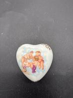 Antiek Porseleinen Hartvormig pillendoosje met Engeltjes, Antiek en Kunst, Antiek | Porselein, Ophalen of Verzenden