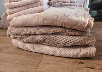 Diverse woonaccessoires (plaids en kaarsen-roze/lila tinten) beschikbaar voor biedingen