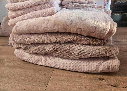Diverse woonaccessoires (plaids en kaarsen-roze/lila tinten), Huis en Inrichting, Overige Huis en Inrichting, Zo goed als nieuw