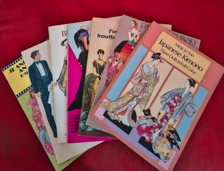 Zeven Paper Dolls in full color, Boeken, Prentenboeken en Plaatjesalbums, Zo goed als nieuw, Plaatjesalbum, Ophalen of Verzenden