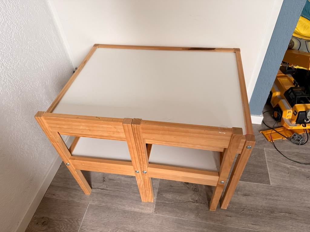 Leuke kinder tafel met 2 stoelen, Ophalen, Gebruikt, Tafel(s) en Stoel(en)