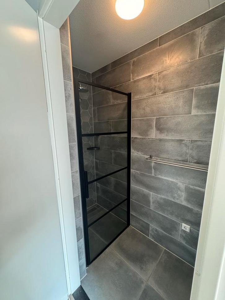 Stalen zwarte douchedeur met glas, Huis en Inrichting, Badkamer | Badkamermeubels, Nieuw, Overige typen, 150 tot 200 cm, 50 tot 100 cm