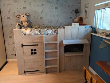 Huisjesbed van hout met extra slaapplek beschikbaar voor biedingen
