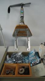 Astor 51 knopenpers met matrijzen en Toebehoren, Gebruikt, Naaimachine, Industrieel, Ophalen